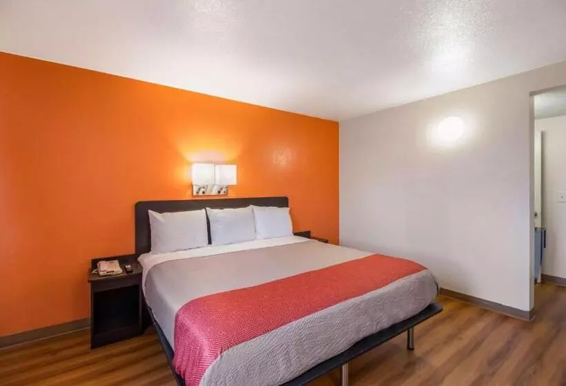 身障者適用キングサイズベッドルーム, Motel 6fargo, Nd  West Acres  North Fargo