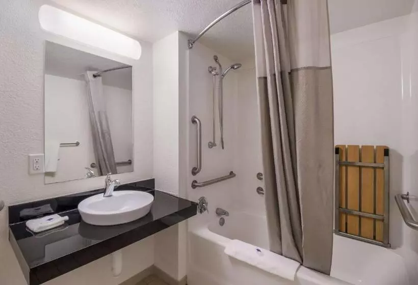 身障者適用キングサイズベッドルーム, Motel 6fargo, Nd  West Acres  North Fargo
