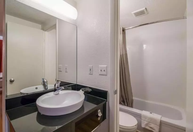 キングサイズベッドのデラックスルーム, Motel 6fargo, Nd  West Acres  North Fargo