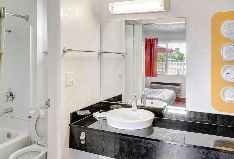 Номер Стандарт, Motel 6 Lancaster, Ca