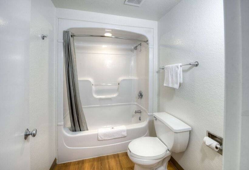 스탠다드 룸 더블 침대 2개, Motel 6niantic, Ct  New London