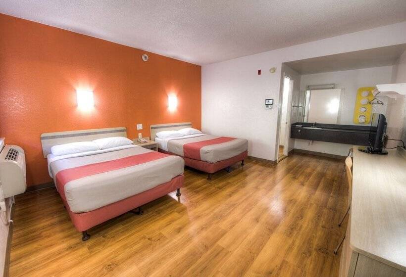 غرفه قياسيه سريرين مزدوجين, Motel 6niantic, Ct  New London