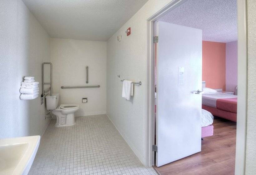 غرفة ديلوكس لذوى الاحتياجات الخاصة, Motel 6niantic, Ct  New London