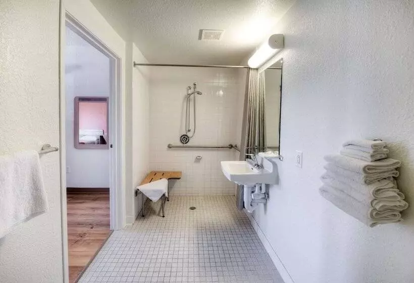 障害者適応デラックスルーム, Motel 6niantic, Ct  New London