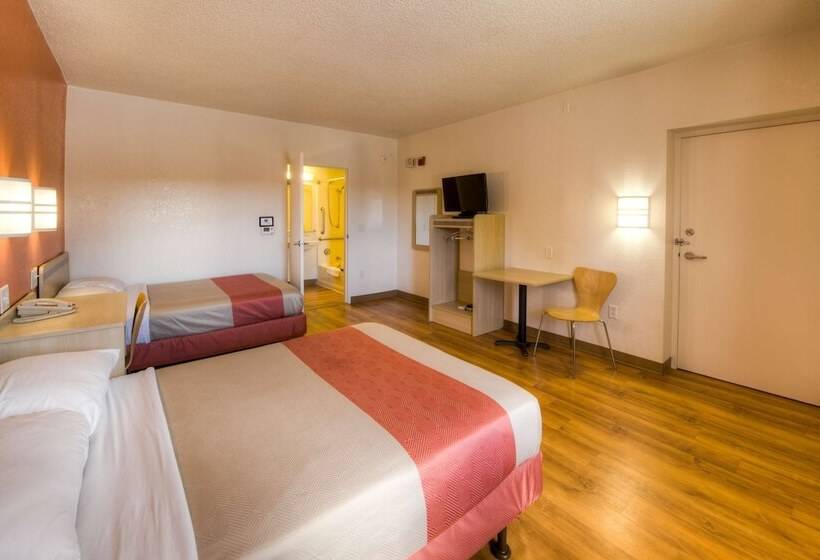 غرفة ديلوكس لذوى الاحتياجات الخاصة, Motel 6niantic, Ct  New London