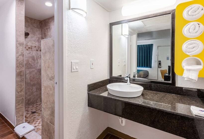 غرفه قياسيه سريرين مزدوجين, Motel 6valdosta, Ga  University