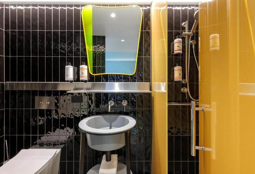 اتاق استاندارد با تخت دو نفره بزرگ, Adge Hotel And Residences