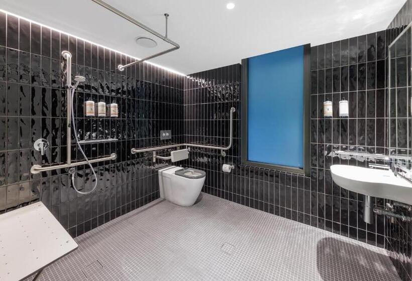 Номер Стандарт Кровать Квин Адаптированный для Инвалидов, Adge Hotel And Residences