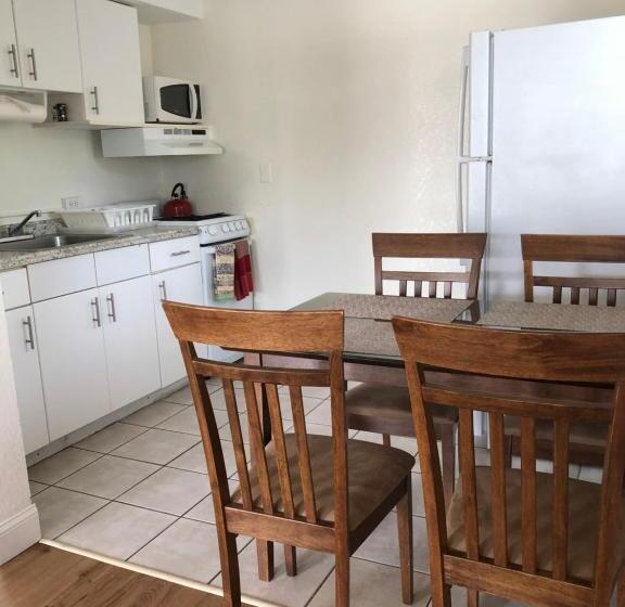 جناح, Coral Key Inn