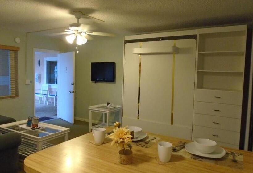 إستوديو سوبيريور, Coral Key Inn