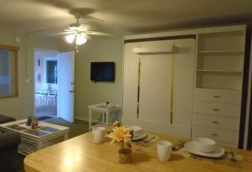 スーペリアスタジオ, Coral Key Inn