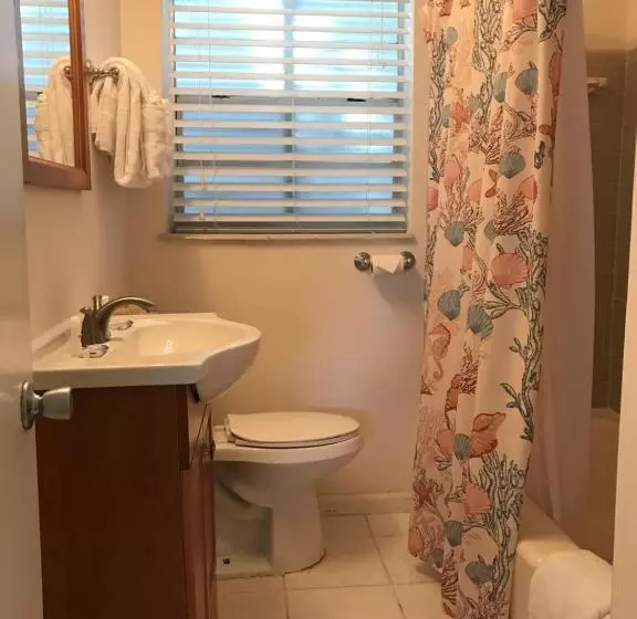 スーペリアスタジオ, Coral Key Inn
