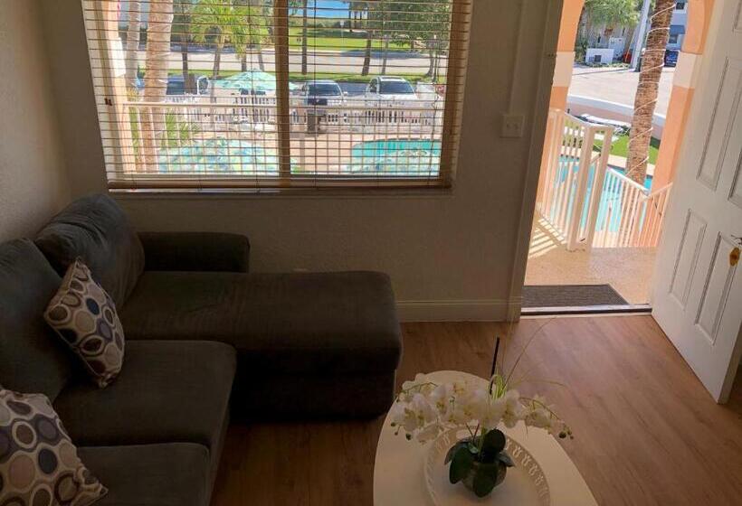 جناح سرير كينج, Coral Key Inn