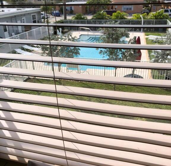 إستوديو قياسى, Coral Key Inn