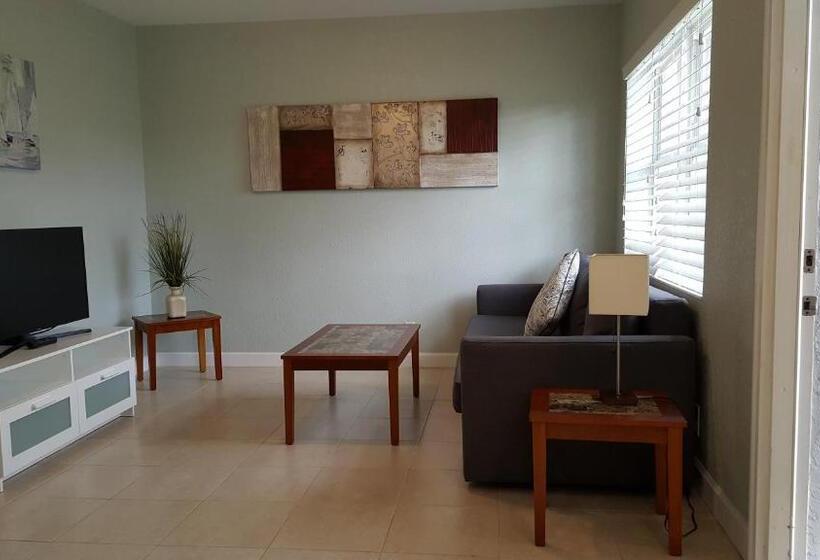 جناح ديلوكس سرير كينج, Coral Key Inn