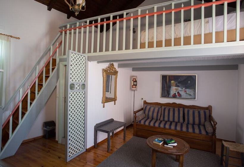 חדר סטנדרט לארבעה, Nostos