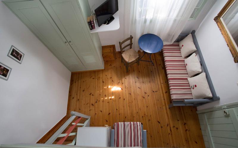 חדר סטנדרט יחיד, Nostos