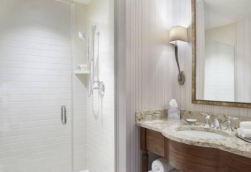 غرفة قياسية سرير ملكى, The Sewanee Inn