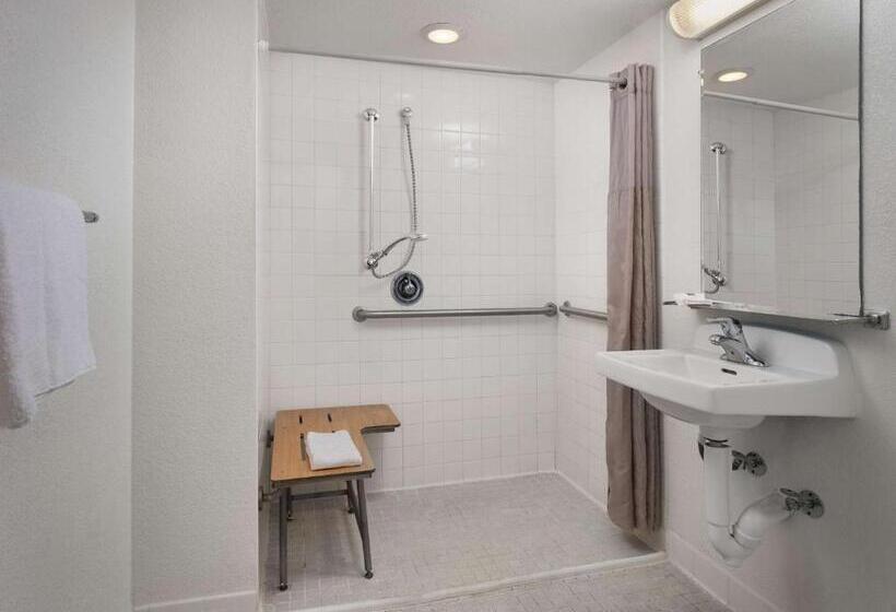 适合残疾人使用的标准间, Motel 6 San Simeon, Ca  Hearst Castle Area