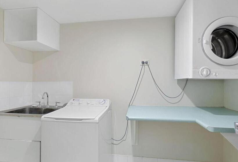 شقة غرفة واحدة, White Crest Apartments