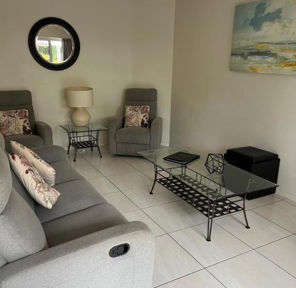 شقة غرفتين, White Crest Apartments