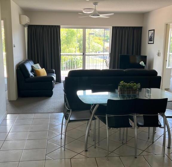 شقة غرفة واحدة, White Crest Apartments