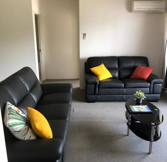 شقة غرفة واحدة, White Crest Apartments