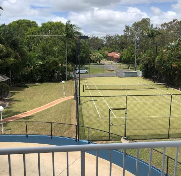 شقة غرفة واحدة, White Crest Apartments