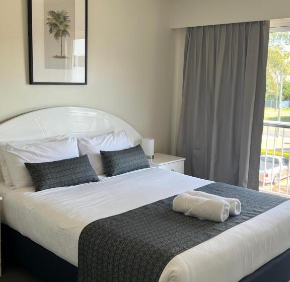 شقة غرفة واحدة, White Crest Apartments