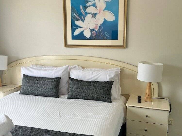 شقة غرفة واحدة, White Crest Apartments