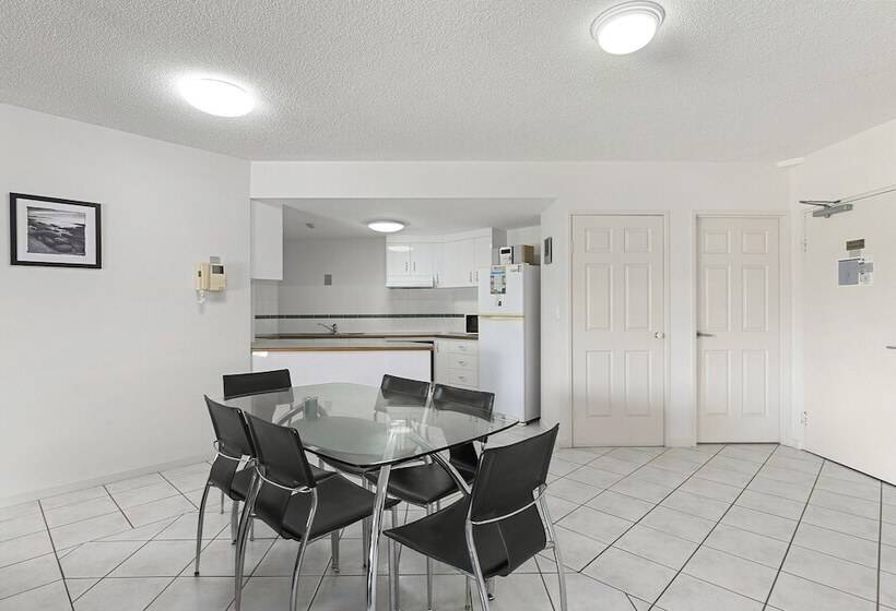 شقة غرفة واحدة, White Crest Apartments