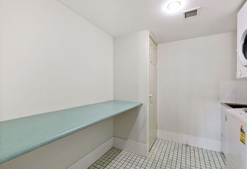 شقة غرفة واحدة, White Crest Apartments