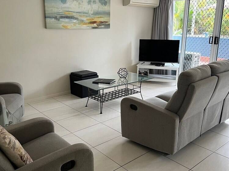 شقة 3 غرف نوم مطلة على حمام السباحة, White Crest Apartments