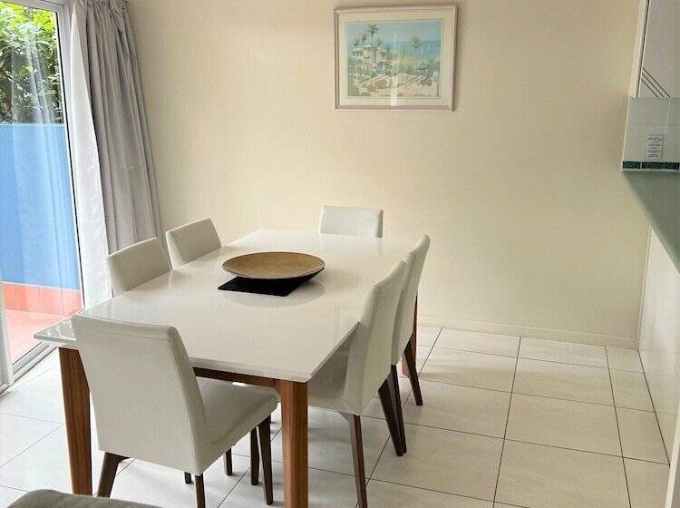 شقة 3 غرف نوم مطلة على حمام السباحة, White Crest Apartments