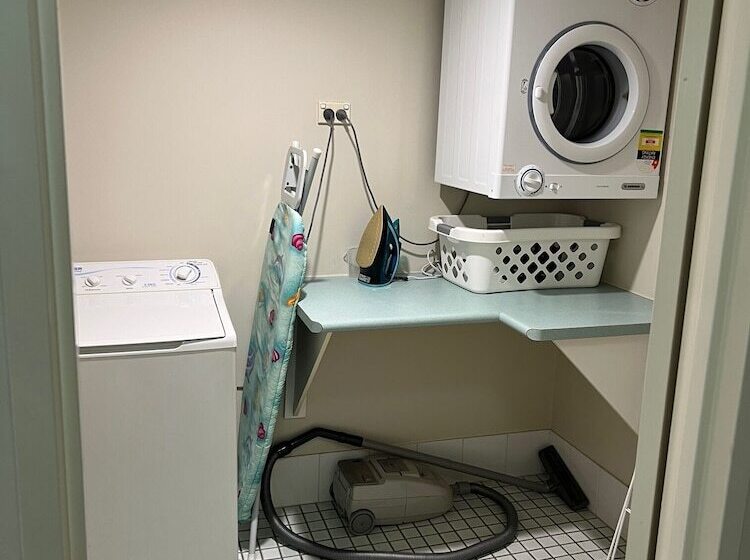 شقة 3 غرف نوم مطلة على حمام السباحة, White Crest Apartments