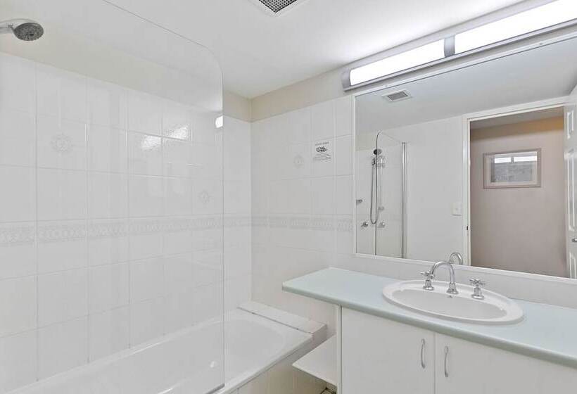 Апартаменты 3 Спальни Вид на Бассейн, White Crest Apartments