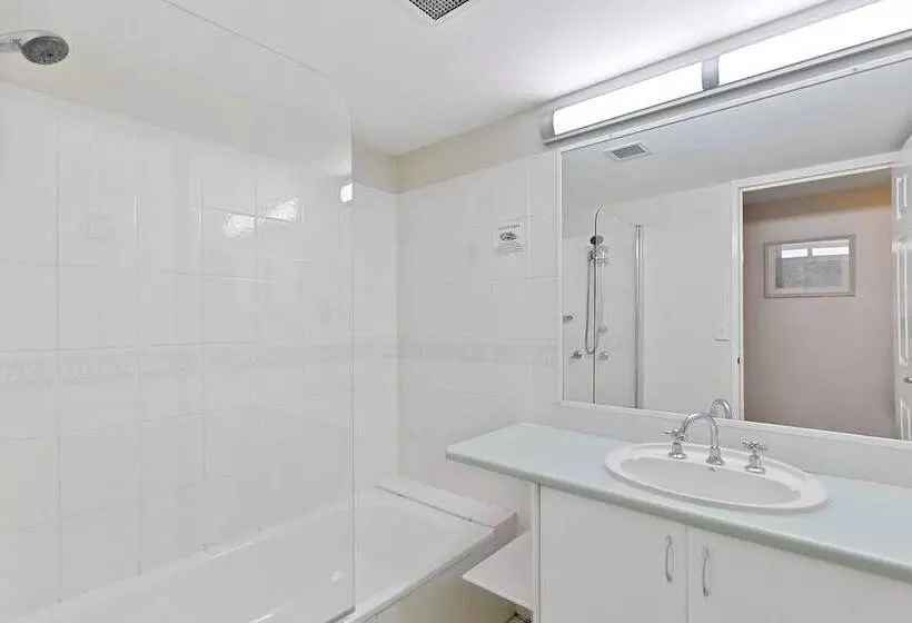 プールビューの3ベッドルームアパート, White Crest Apartments