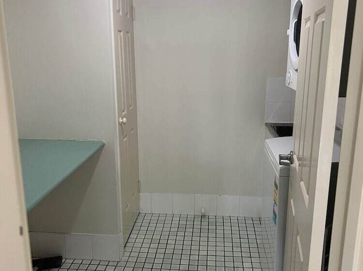 شقة غرفة واحدة, White Crest Apartments