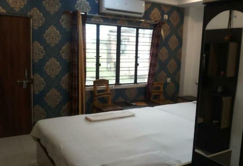 デラックスの４人部屋, Staymaker Gharana Resort