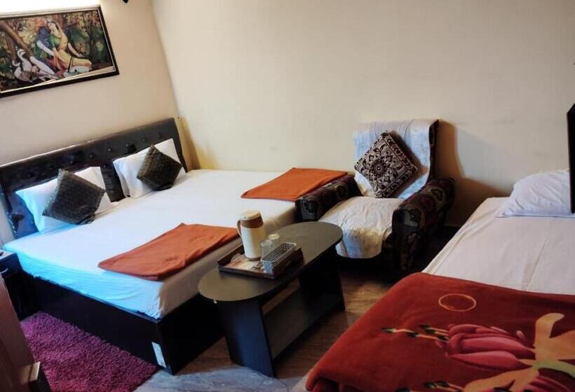 ファミリールーム, Ds Residency Varanasi Prime Location Parking