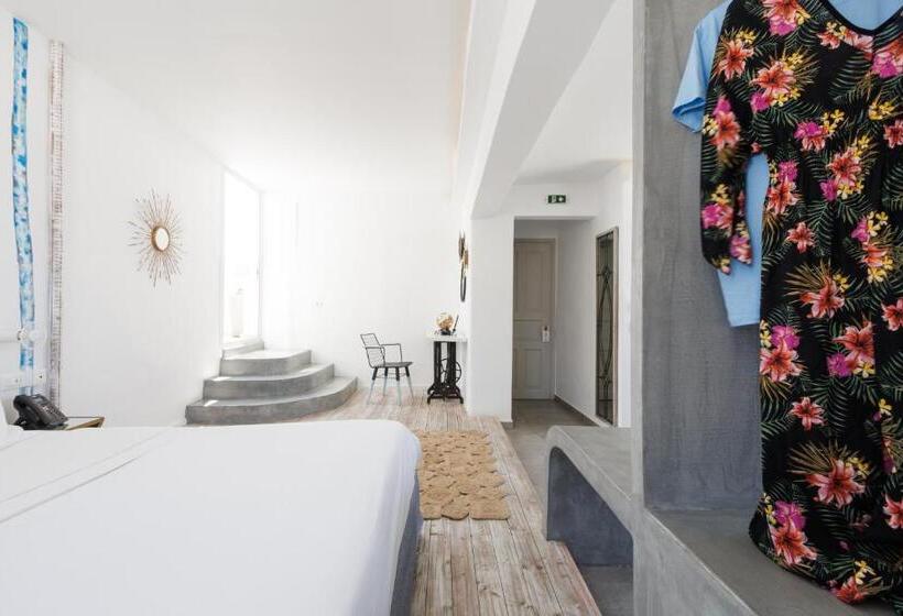 سوییت با چشم‌انداز دریا, The Museum Project Oia