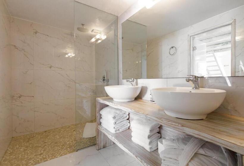 سوییت با چشم‌انداز استخر, The Museum Project Oia