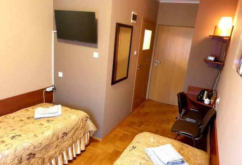 غرفة قياسية, Pałac Pod Dębami