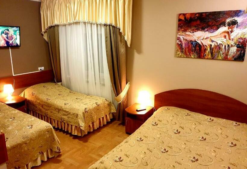 غرفة عائلية, Pałac Pod Dębami