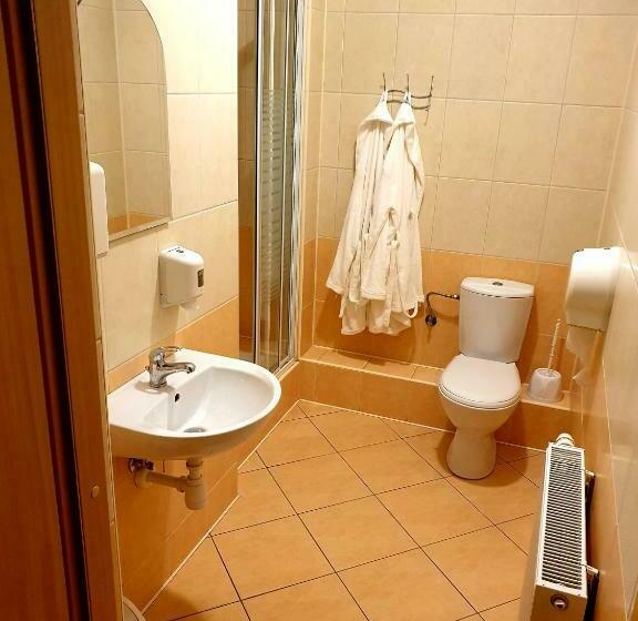 غرفة عائلية, Pałac Pod Dębami