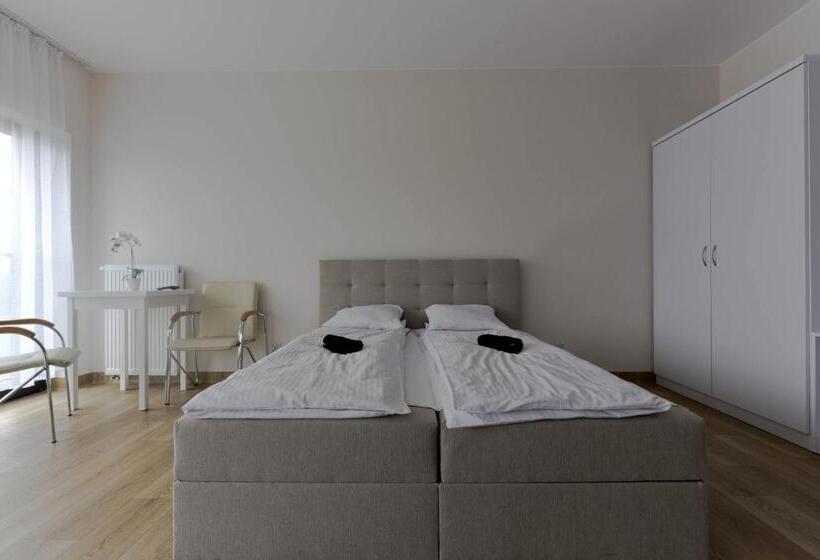 غرفة قياسية ثلاثية, Pawilon Sportowo Turystyczny Kalwarianka