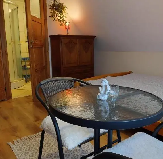 Standard Kolmen Hengen Huone, Dom Słoneczko Pokoje Do Wynajęcia W Białowieży