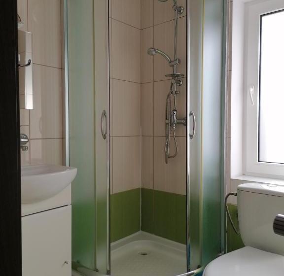 חדר סטנדרט לשלושה, Pod Dębem