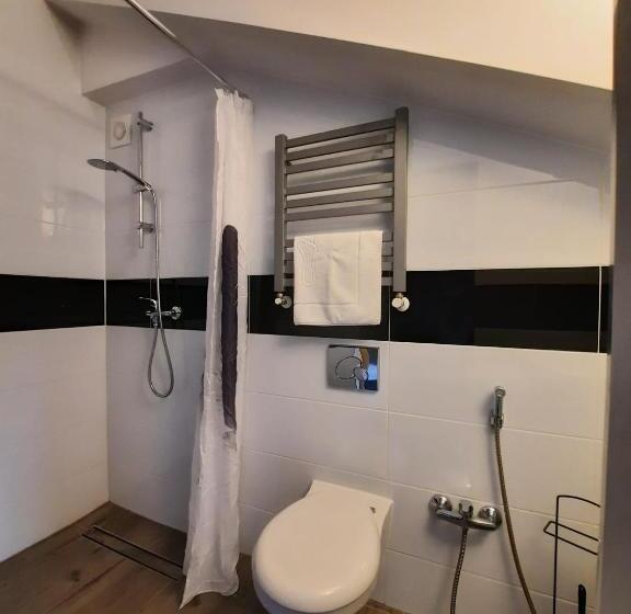 ファミリーステューディオ, Scots Pokoje Gościnne