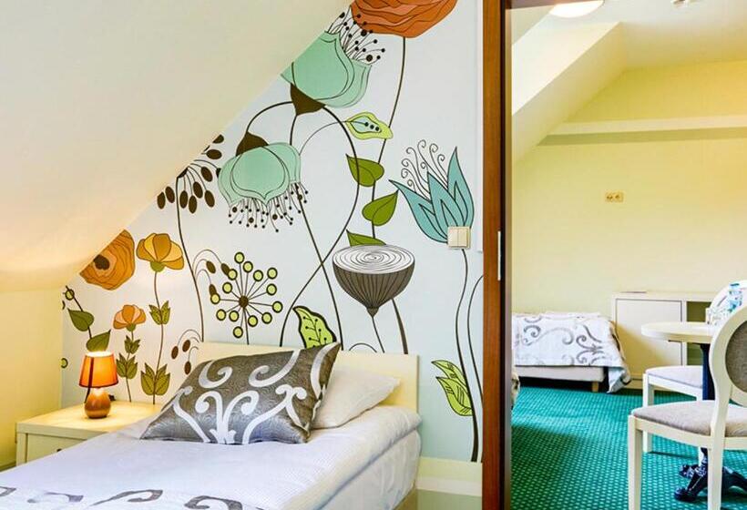 חדר קומפורט לשלושה, Magiczny Zakątek